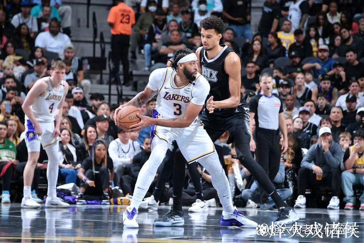 詹姆斯四连三双浓眉轰40+12 湖人险胜马刺豪取4连胜 詹姆斯四连三双浓眉轰40+12 湖人险胜马刺豪取4连胜